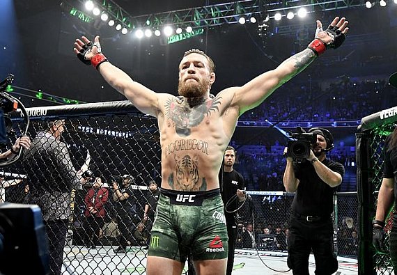 Конор МакГрегър се сражава с Макс Холоуей в главния бой на UFC 329
