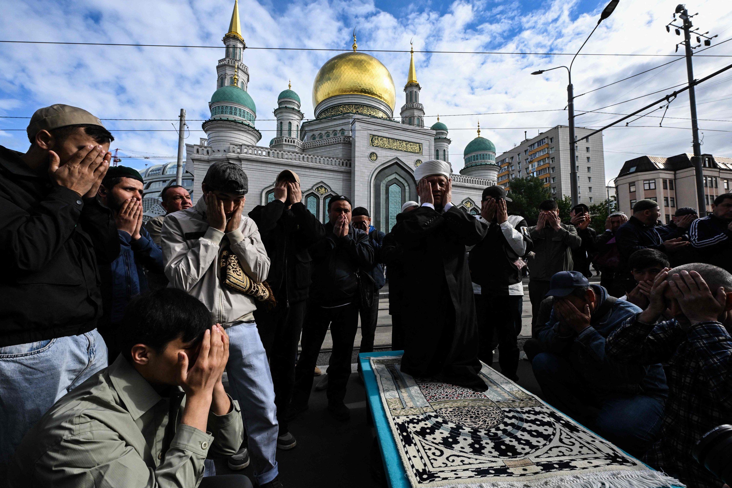 Милиони се събраха на молитви за Курбан байрам в Европа и света