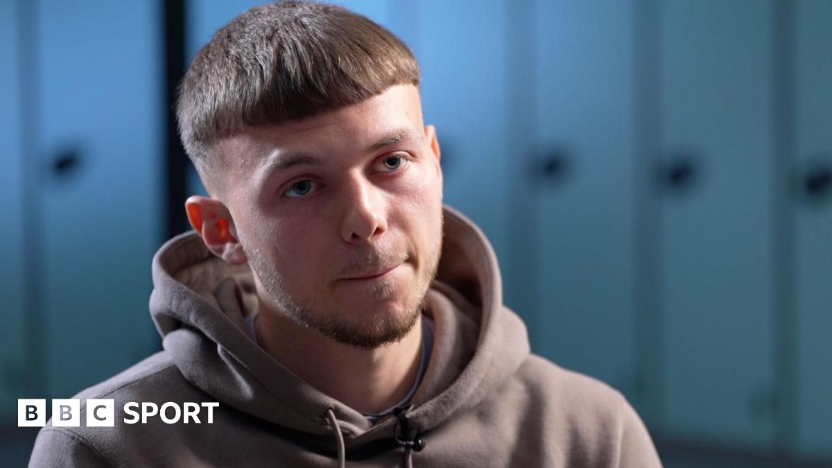 Футболист, ранен седем пъти при нападение с нож в поезд, говори