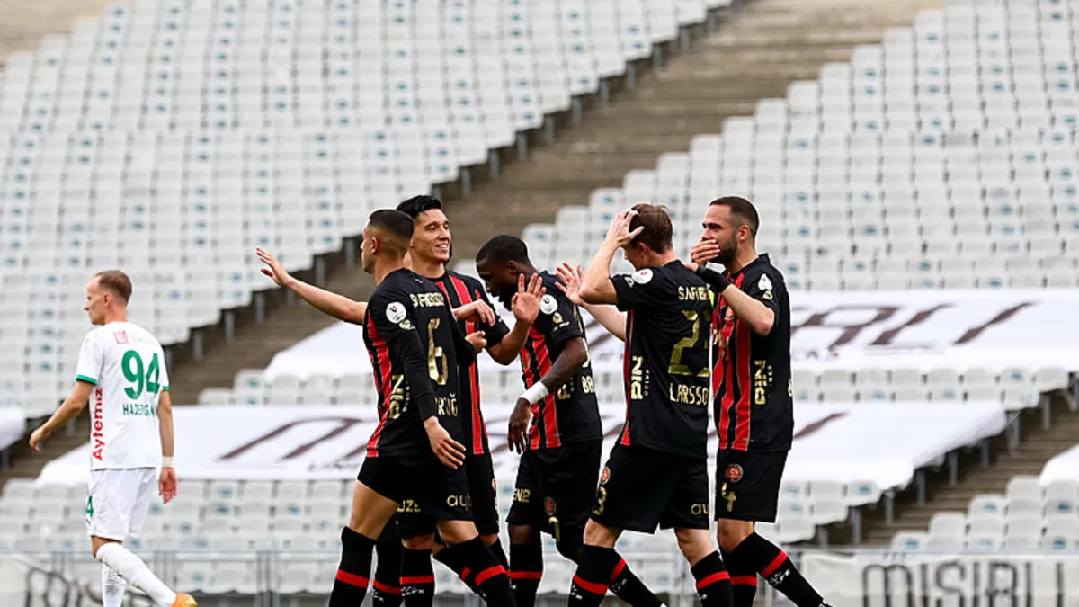 Фатих Карагюмрук завършва сезоната с победа 2-1 над Аланьяспор