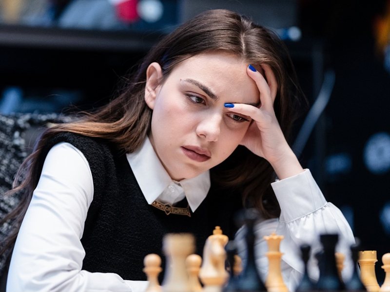 Българките с 5 победи на европейско по шах, Салимова на пол точка от челото
