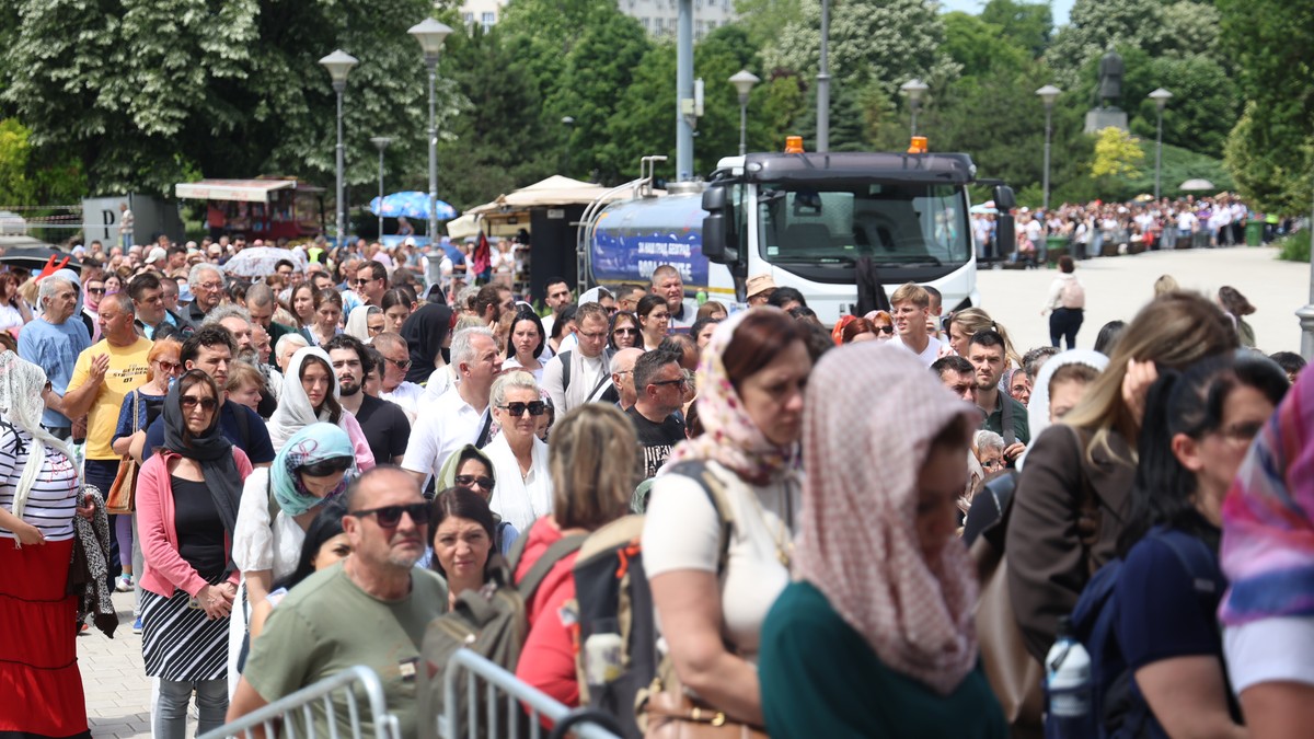 800 000 вярващи: Безкрайната опашка за Пояса на Богородица