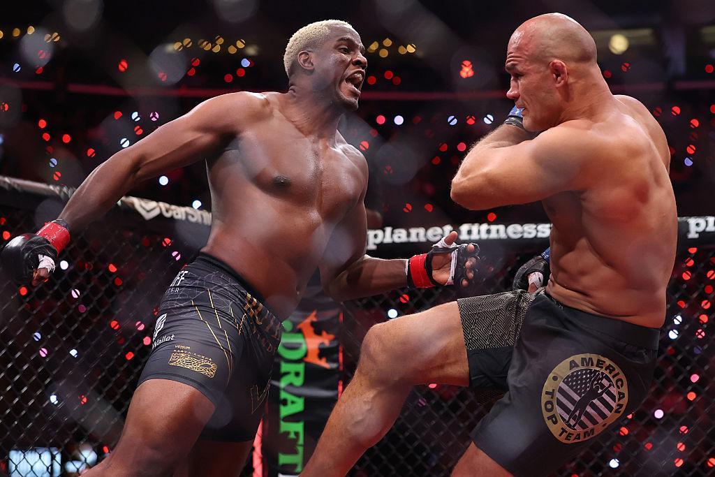 Бившият шампион на UFC Деспейн нокаутира Дос Сантос