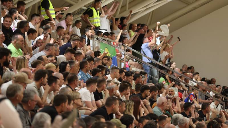 Скъпата цена на гнева на Риека: Хаосът на феновете засенчва финала