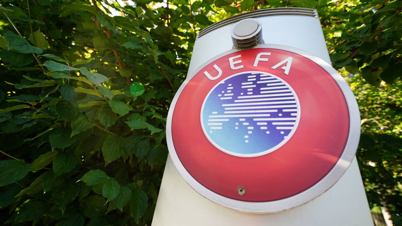 UEFA изкарва животна бан на треньора, който снимаше играчи в раздевалната