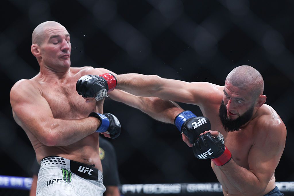 UFC 328: Справи ли се Чимаев с кантара? Беше ли заслужена победата на Стрикланд?