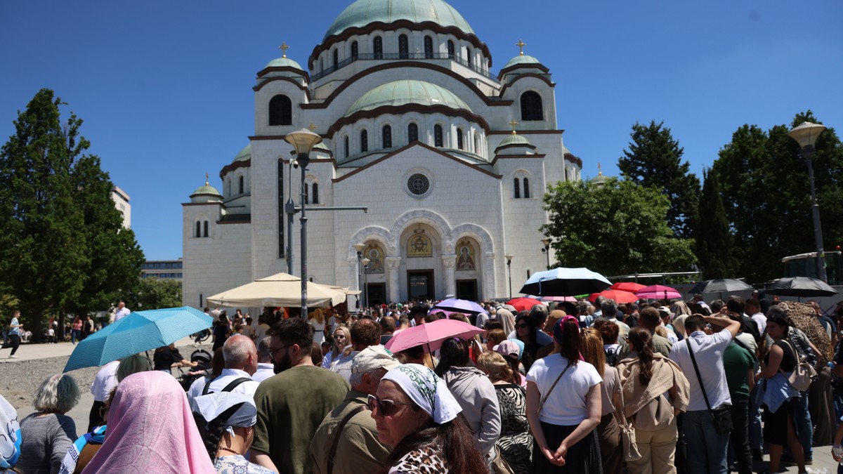Редовете в Белград достигат шест часа, докато вярващите се покланят на Частния пояс на Богородица