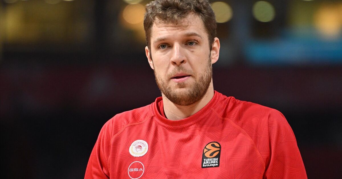 Везенков води Олимпиакос към финалния четвор на Евролигата