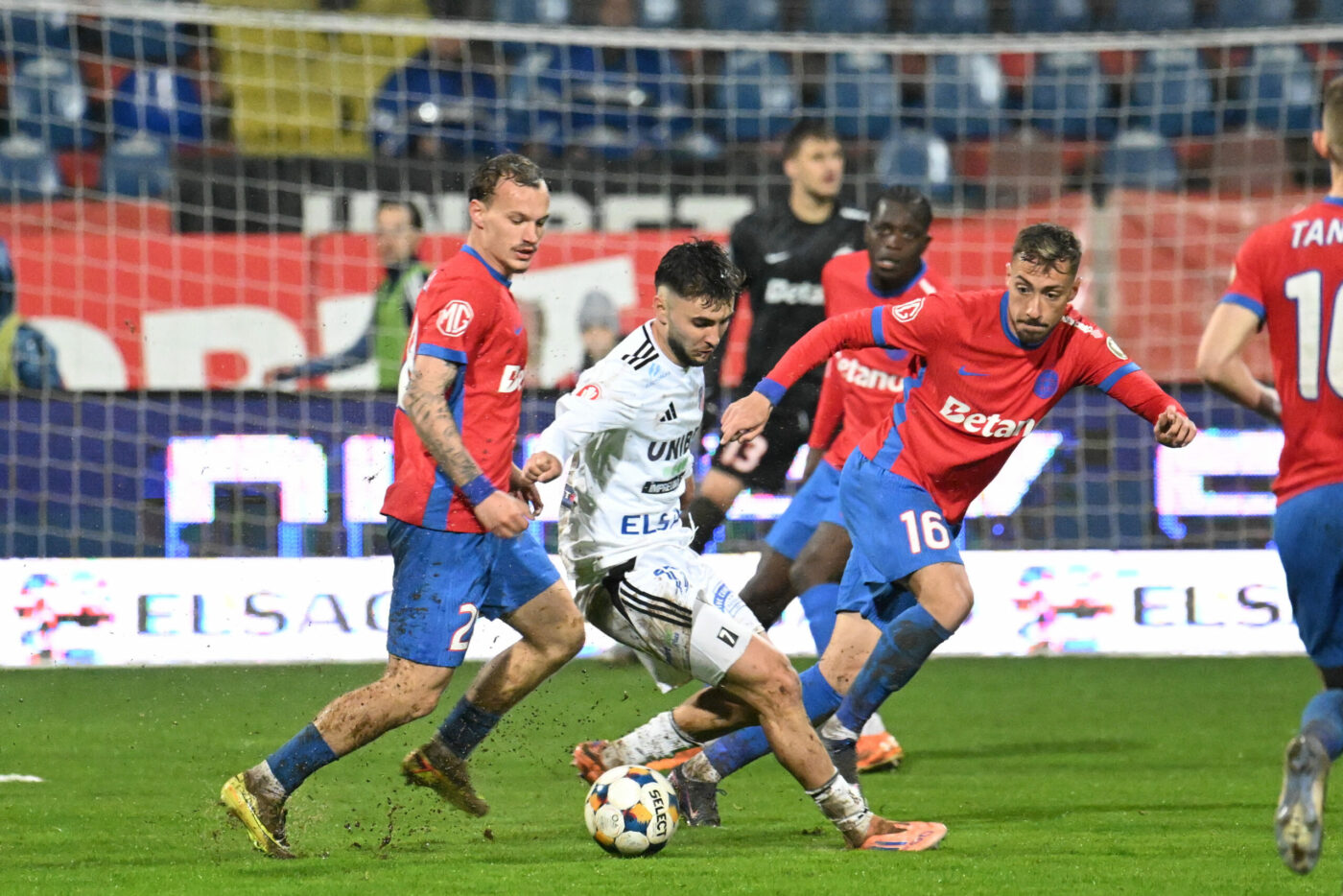 FCSB срещу Botoșani: Ефир на полуфиналния мач от плейофта на UEFA Конференция Лига