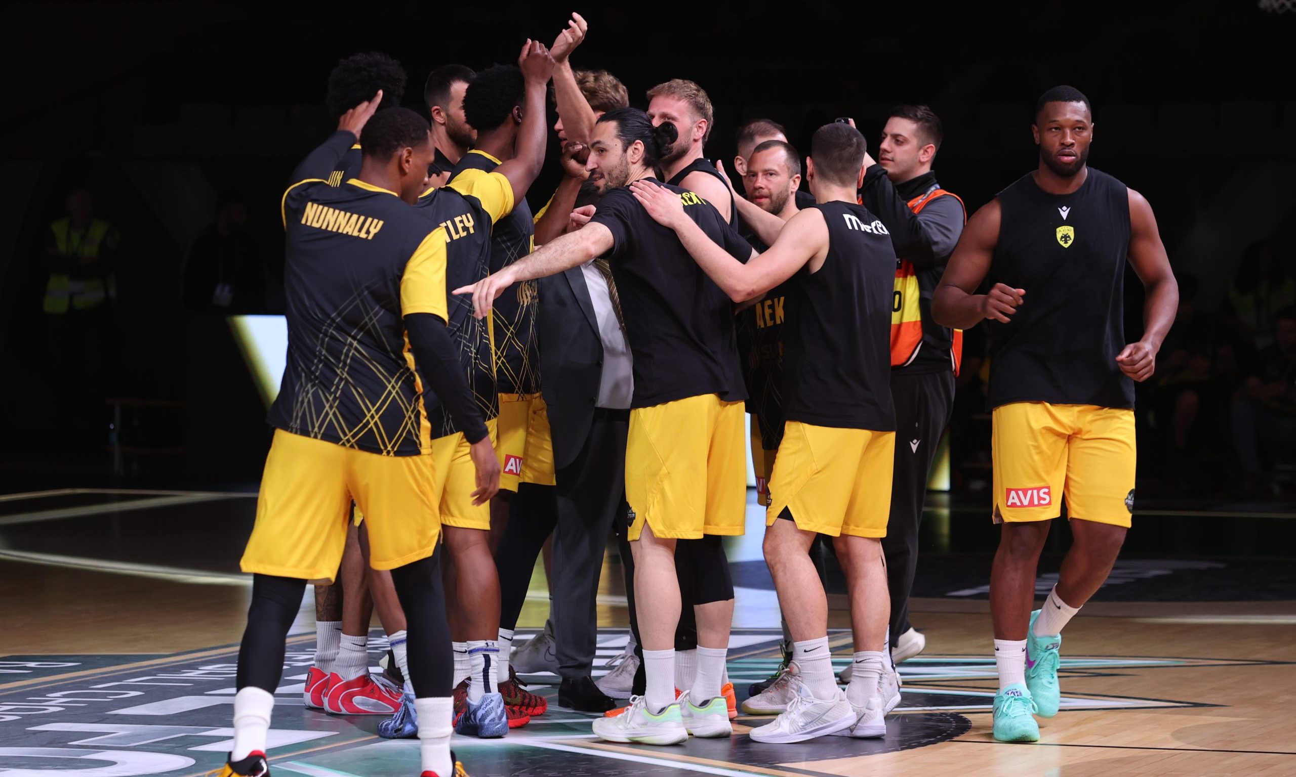 Фанатите на AEK създават електричен климат преди финала на BCL