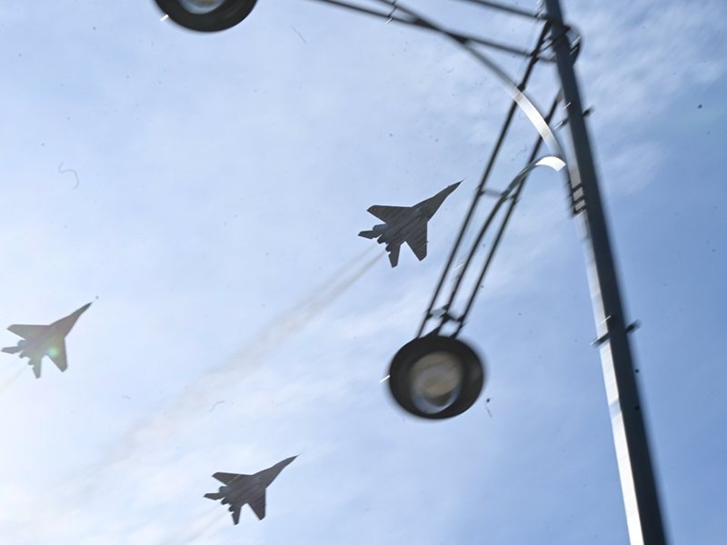 Шести Самолета Рязгат Към Небето над София: F-16 и MiG-29 Теглят Тълпи Насред Армиеден