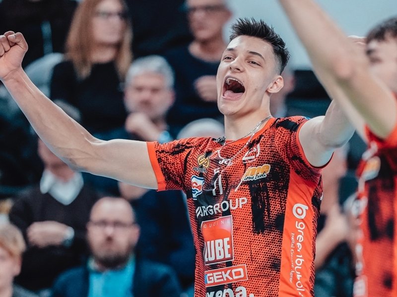 Иранци търсят българския звезда Алекс Николов за финалите на Азиатската Чампиона Лига
