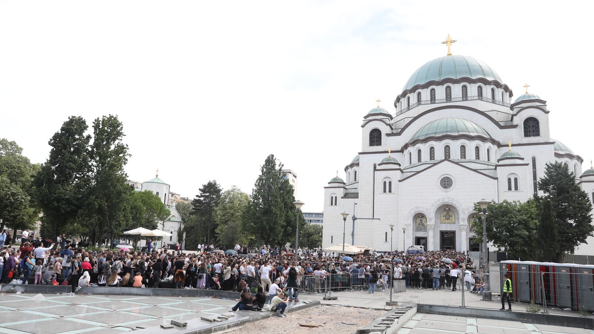 Очакване от 10 часа: Вярващите търпят жега и тълпи, за да почитат Светия пояс