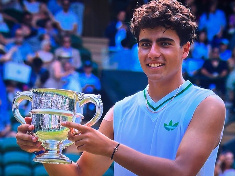Иван Иванов очаква дебюта си на Уимбълдън след юношеския триумф