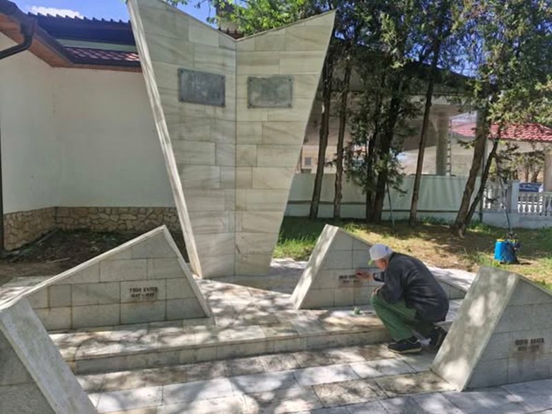 Реновираната монумент-гробница в Павликени към 150-годишнината на Априлско въстание