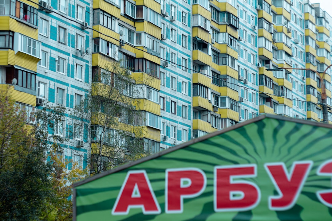Българският актьор Явор Златанов сключва застраховка за 100 000 евро за ролята си в хазартна „кражба“ с високи залози