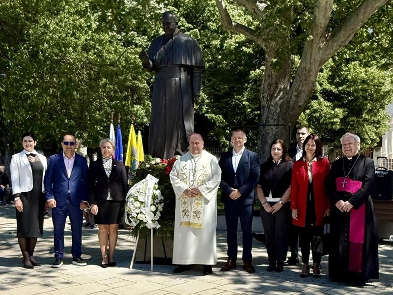 Паметник на Папа Франциск е открит в Раковски