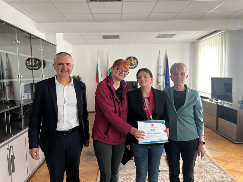 Министър Илиев удостоверява сертификат на медалиста на Special Olympics Дарина Богданова
