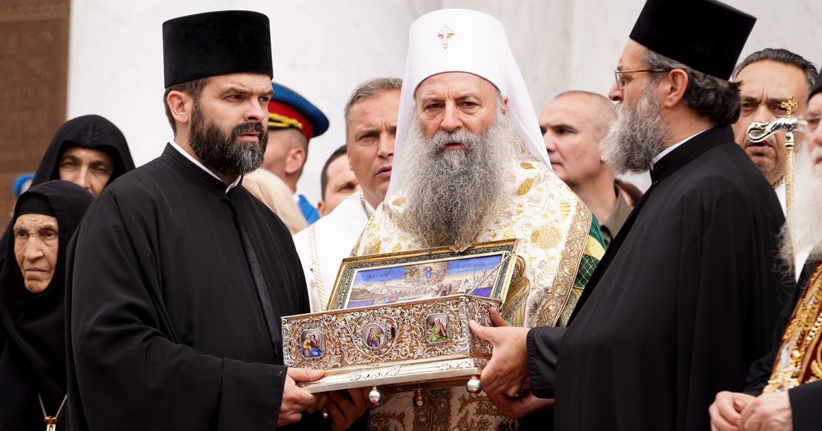 Патриарх Порфирий в сълзи по време на поклонението с Честния пояс в Белград