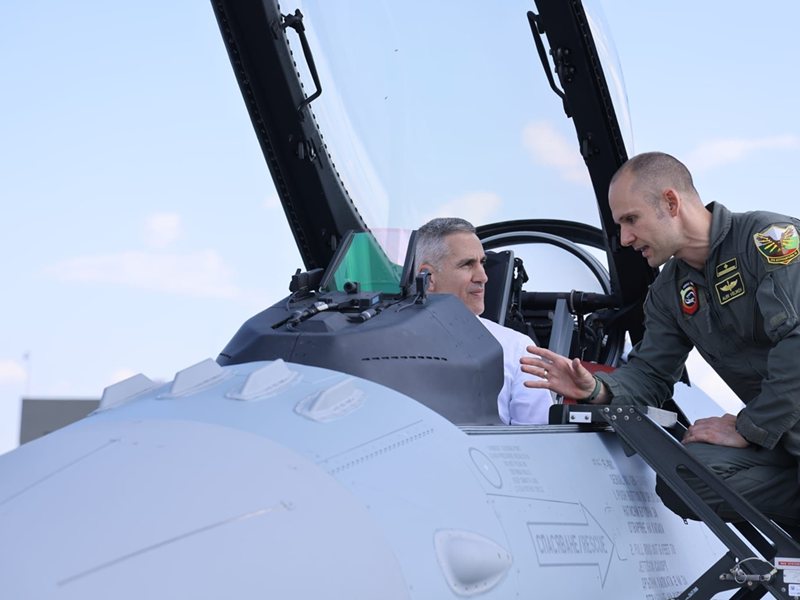 Андрий Гюров взлетява на F-16 военен самолет на мелодията на "Top Gun"